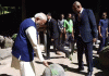 PM मोदींनी कासवांना पाने खाऊ घातली, व्हिडिओ:256 वर्षांपूर्वी 5 भारतीय तिथे स्थायिक झाले होते; आता प्रत्येक आठवा नागरिक भारतीय वंशाचा
