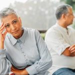 ग्रे-डिवोर्स; अमेरिकेत 50 वर्षांपेक्षा जास्त वयाच्या लोकांमध्ये 40% घटस्फोट:कारण- नात्यांपेक्षा अस्तित्वाला जास्त महत्त्व देत आहेत, तडजोड मान्य नाही