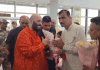 अनंत अंबानींनी धीरेंद्र शास्त्रींचा हात पकडून ओढले, व्हिडिओ:बागेश्वर धाममध्ये म्हणाले- तुम्ही यायला सांगितले होते, म्हणून मी आलो