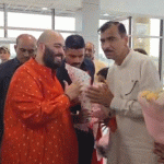 अनंत अंबानींनी धीरेंद्र शास्त्रींचा हात पकडून ओढले, व्हिडिओ:बागेश्वर धाममध्ये म्हणाले- तुम्ही यायला सांगितले होते, म्हणून मी आलो