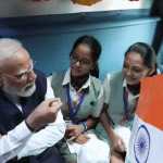 पंतप्रधानांच्या चंदीगड दौऱ्याचे मोमेंट्स:मोदींच्या स्टेजवर काँग्रेस खासदार; उद्घाटन शिलालेखावर मुख्यमंत्री मान यांचे नाव; मुलाच्या टोपीवर ऑटोग्राफ