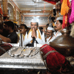 तुकाराम महाराज यांच्या पादुकांचे मुख्यमंत्र्यांनी घेतले दर्शन:वारकरी, शेकऱ्यांना सुखी ठेव; देवेंद्र फडणवीसांचे विठुराया चरणी साकडे